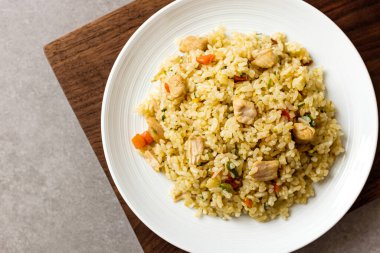 Tavuk göğsü kızarmış pilav ve tavuk ve sebze.