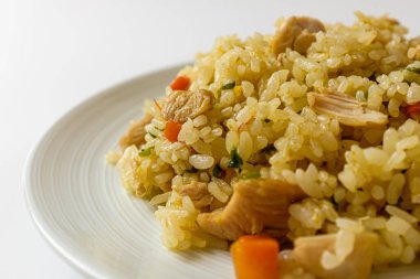 Beyaz arka planda tavuk göğsü pilavı.