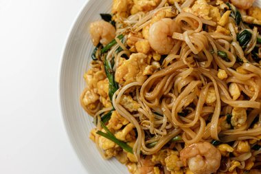 beyaz arkaplanda pad thai
