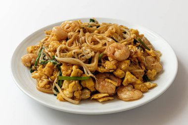 beyaz arkaplanda pad thai