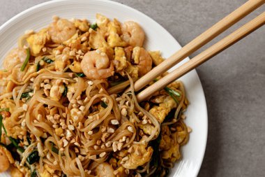 Tayland yemekleri Tayland usulü kızarmış pirinç eriştesi