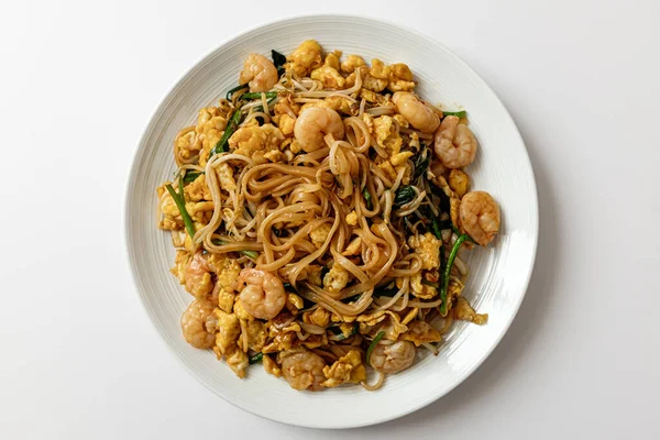 beyaz arkaplanda pad thai