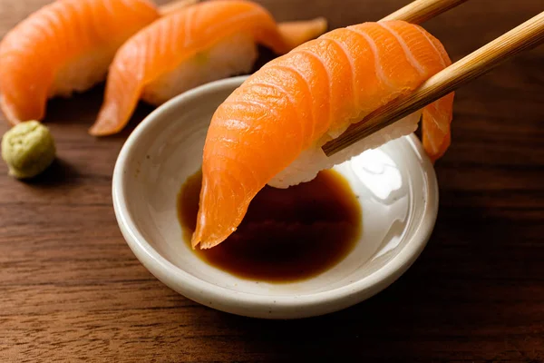 生鲑鱼和米饭做的鲑鱼寿司 — 图库照片