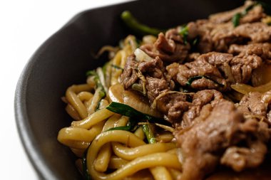 Kızarmış sığır eti, beyaz arka planda Mung fasulyesi filizleri.