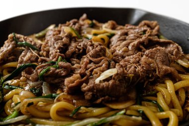 Kızarmış sığır eti, beyaz arka planda Mung fasulyesi filizleri.