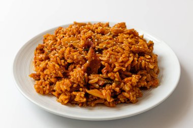 Beyaz arka planda kimchi pilavı.