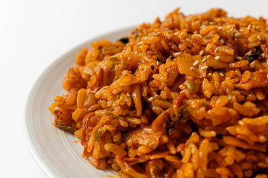 Beyaz arka planda kimchi pilavı.