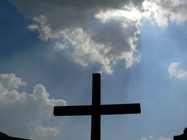 Cruz em um contexto de céu azul — Fotografia de Stock