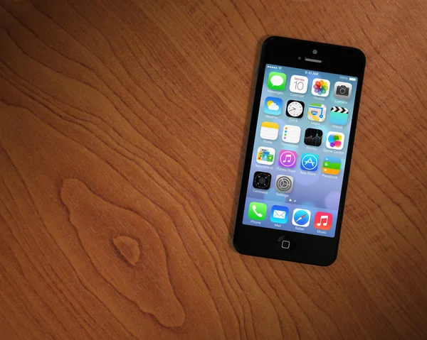 库比蒂诺、 美国-2014 年四月： iphone 5s 在桌子上的。6 新 iphone 的传闻越来越多的重点是更好地规范有关屏幕、 触摸功能和宽度. 免版税图库照片
