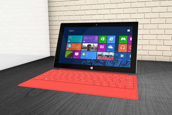 Microsoft surface pro tablett på en hylla. — Stockfoto