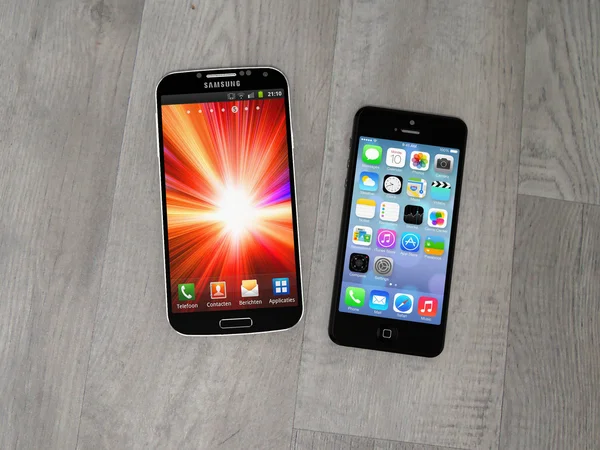三星 galaxy s 智能手机与苹果 iphone. 图库图片