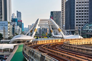 Bangkok, Tayland 12.03.2021 Chong Nonsi Pedestrian Köprüsü, bu Skywalk Sathorn-Silom Merkezi İş Bölgesi 'nin ortasında yer alan bir şehir simgesidir.