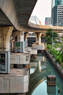 Bangkok, Tayland 12.03.2021 Chong Nonsi Pedestrian Köprüsü, bu Skywalk Sathorn-Silom Merkezi İş Bölgesi 'nin ortasında yer alan bir şehir simgesidir.