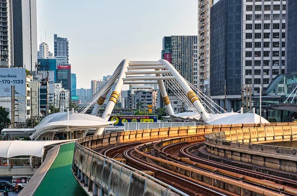 Bangkok, Tayland 12.03.2021 Chong Nonsi Pedestrian Köprüsü, bu Skywalk Sathorn-Silom Merkezi İş Bölgesi 'nin ortasında yer alan bir şehir simgesidir.