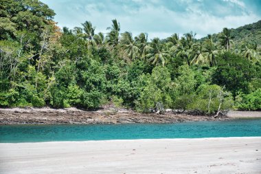 Tarutao Ulusal Parkı, Tayland 'ın güneyindeki Satun Eyaleti açıklarında Malacca Boğazı' ndaki 51 adadan oluşur.