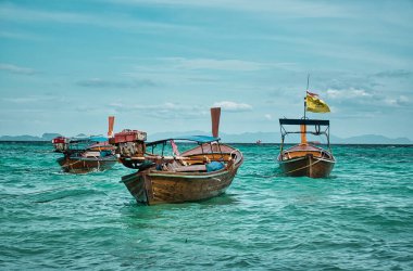 Koh Lipe, Tayland 12.10.2021 Tayland geleneksel uzun kuyruklu tekneleri büyülü Koh Lipe adasının kıyılarında dinleniyor.