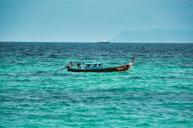 Koh Lipe, Tayland 12.10.2021 Tayland geleneksel uzun kuyruklu tekneleri büyülü Koh Lipe adasının kıyılarında dinleniyor.