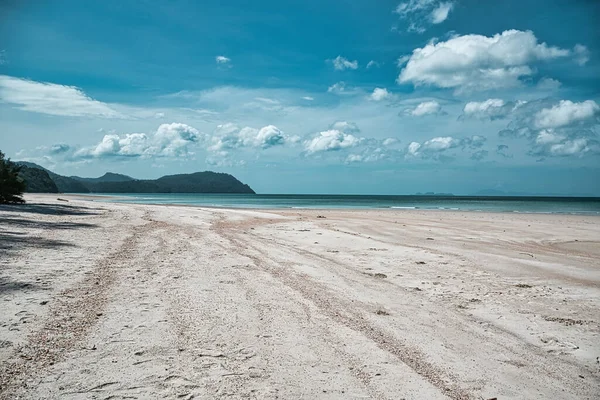 Tarutao Ulusal Parkı, Tayland 'ın güneyindeki Satun Eyaleti açıklarında Malacca Boğazı' ndaki 51 adadan oluşur.