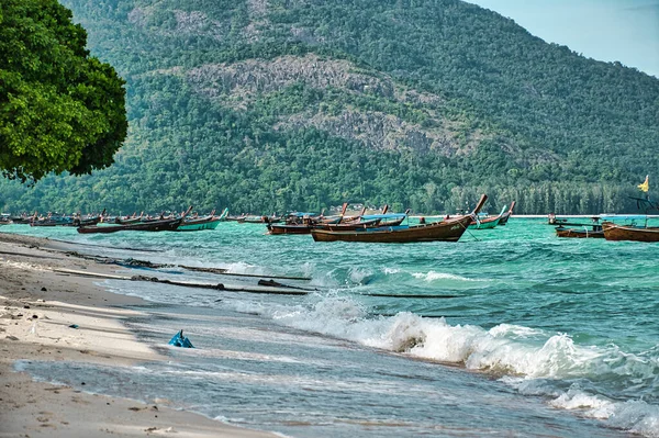 Koh Lipe Tajlandia 2021 Tajskie Tradycyjne Długie Łodzie Podwodne Spoczywające — Zdjęcie stockowe