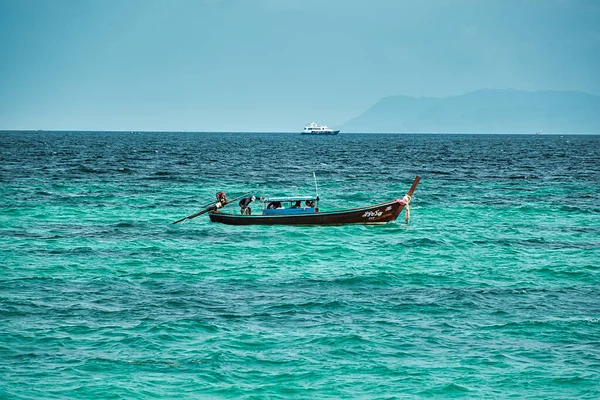 Koh Lipe, Tayland 12.10.2021 Tayland geleneksel uzun kuyruklu tekneleri büyülü Koh Lipe adasının kıyılarında dinleniyor.
