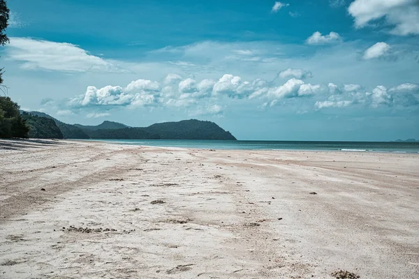 Tarutao Ulusal Parkı, Tayland 'ın güneyindeki Satun Eyaleti açıklarında Malacca Boğazı' ndaki 51 adadan oluşur.