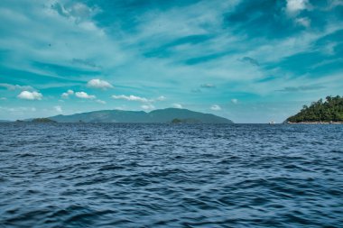 Büyülü ada Koh Lipe etrafındaki güzel Andaman denizinin deniz manzarası.