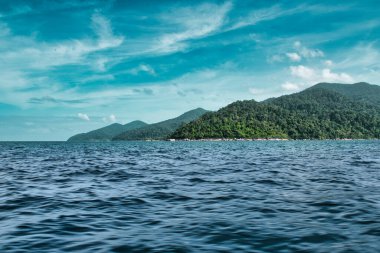 Büyülü ada Koh Lipe etrafındaki güzel Andaman denizinin deniz manzarası.