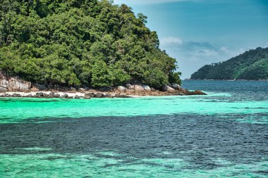 Büyülü ada Koh Lipe etrafındaki güzel Andaman denizinin deniz manzarası.