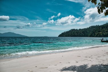 Büyülü ada Koh Lipe etrafındaki güzel Andaman denizinin deniz manzarası.