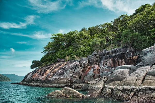 Büyülü ada Koh Lipe etrafındaki güzel Andaman denizinin deniz manzarası.