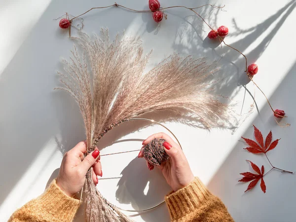 Руки Делают Сухой Цветочный Венок Сухой Травы Пампасов Осенних Листьев — стоковое фото
