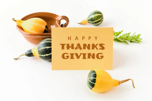 Höstdekorationer Kort Med Text Glad Thanksgiving Naturliga Dekorativa Fall Pumpor — Stockfoto