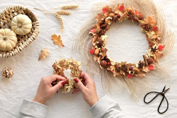 Hands Making Dried Floral Wreath Dry Pampas Grass Autumn Leaves — Stock Photo, Image