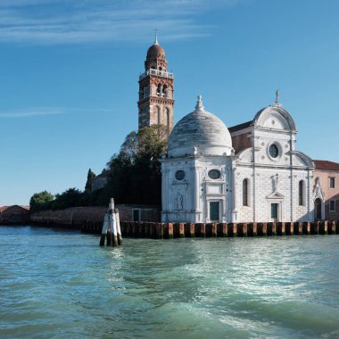 Kuzey İtalya 'da Venedik şehrinin yanındaki San Michele adası kilisesi. Venedik 'te bir mezarlık. Venezia 'daki San Michele Kilisesi.
