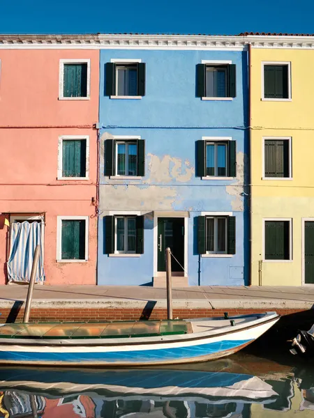 Casas Coloridas Por Canal Isla Burano Italia Histórica Arquitectura Italiana —  Fotos de Stock