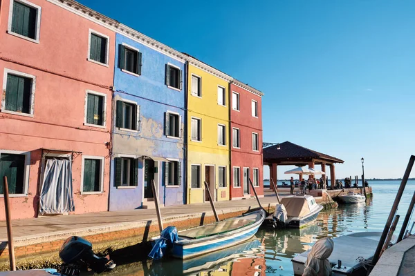Isla Burano Italia Casas Coloridas Junto Canal Con Barcos Histórica —  Fotos de Stock