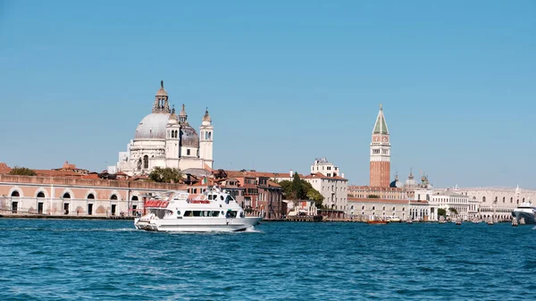 Orta Venedik Göl Manzaralı Punta Della Dogana Ile Şehir Silueti — Stok fotoğraf