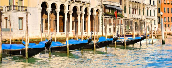 Gondolas Amarrado Por Muelle Gran Canal Venecia Italia Tarde Soleada —  Fotos de Stock