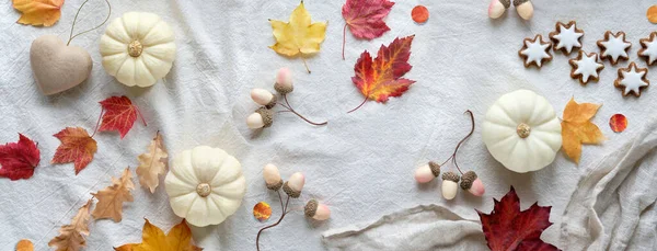 Bílá Přírodní Podzimní Dekorace Kopírovacím Prostorem Plocha Ležela Bílém Textilu — Stock fotografie