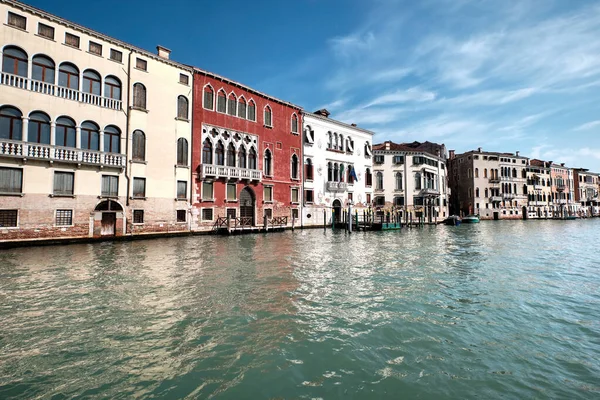 意大利威尼斯的建筑 威尼斯大运河的传统建筑 历史建筑 反映在水中 — 图库照片