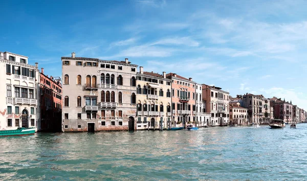 意大利威尼斯的建筑 威尼斯大运河的传统建筑 历史建筑 反映在水中 — 图库照片