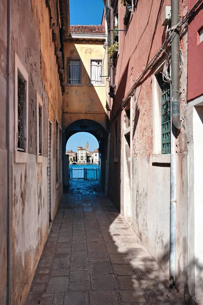 Smal Gata Giudecca Venetiansk Lagun Historiska Hus Bildar Valvgång Som — Stockfoto