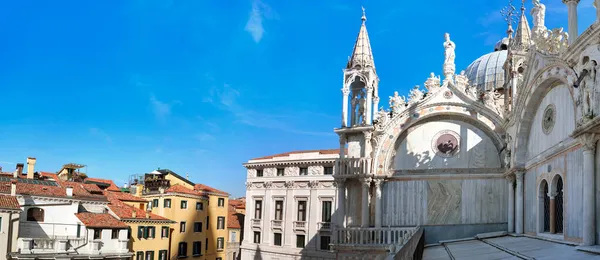 意大利威尼斯的圣马可大教堂 教堂外的全景横幅图像 阳光灿烂 天空蔚蓝 — 图库照片