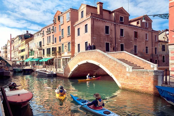 2021年10月13日 在威尼斯的Kayak巡回演唱会 游客们 乘坐皮划艇的游客们从历史性的人行天桥下前往阿森纳 前往威尼斯双年展 卡斯特拉是威尼斯历史的一部分 — 图库照片