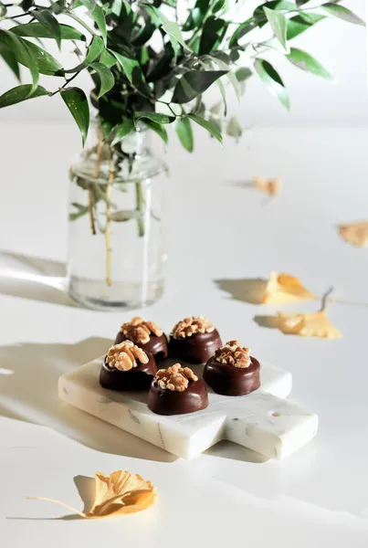 Pralines Chocolat Avec Noix Sur Planche Découper Marbre Gros Plan — Photo