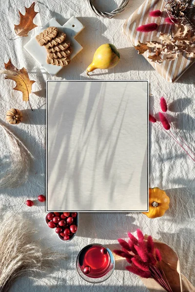 Gölgelerle Birlikte Beyaz Bir Model Sonbahar Süslemeleri Yabanmersini Kurabiye Çay — Stok fotoğraf