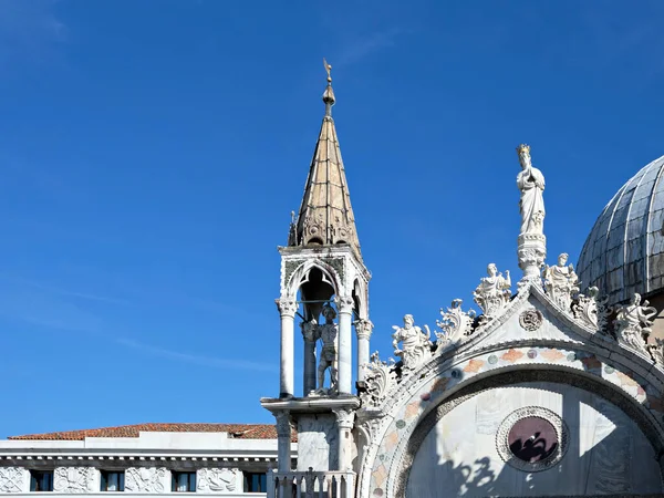 意大利威尼斯的圣马可大教堂外墙上的布景 阳光灿烂 天空蔚蓝 — 图库照片