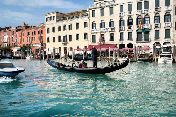 Venecia Italia Octubre 2021 Góndolas Gran Canal Gondolier Lleva Los —  Fotos de Stock