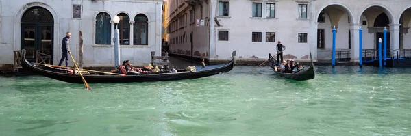 Venedig Italien Oktober 2021 Gondolas Canal Grande Gondolier Tar Turister — Stockfoto