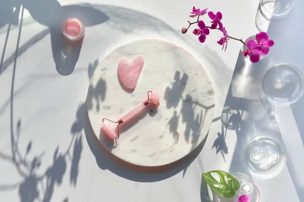 Roze Quarz Gezicht Roller Hand Hydraterende Crème Marmeren Plaat Roze — Stockfoto
